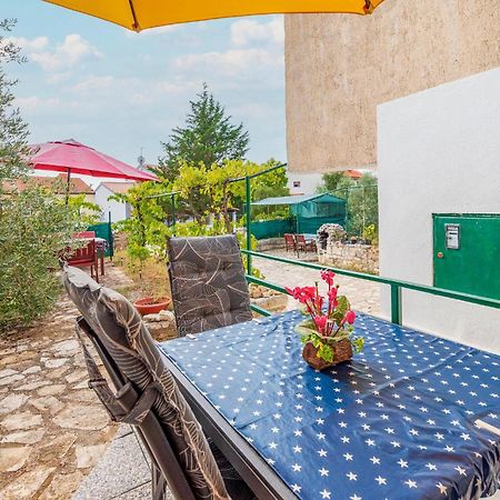Amazing Apartment In Pula With Kitchen Eksteriør billede
