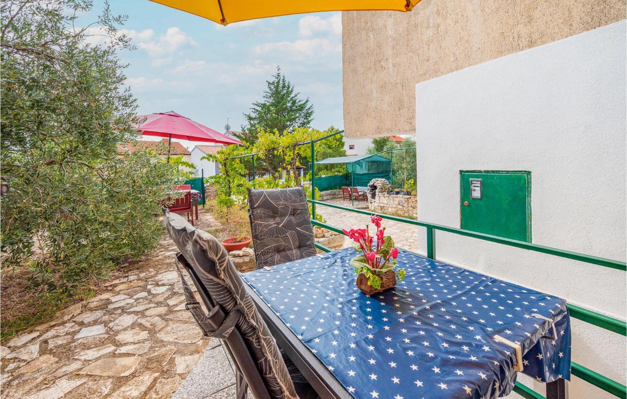 Amazing Apartment In Pula With Kitchen Eksteriør billede